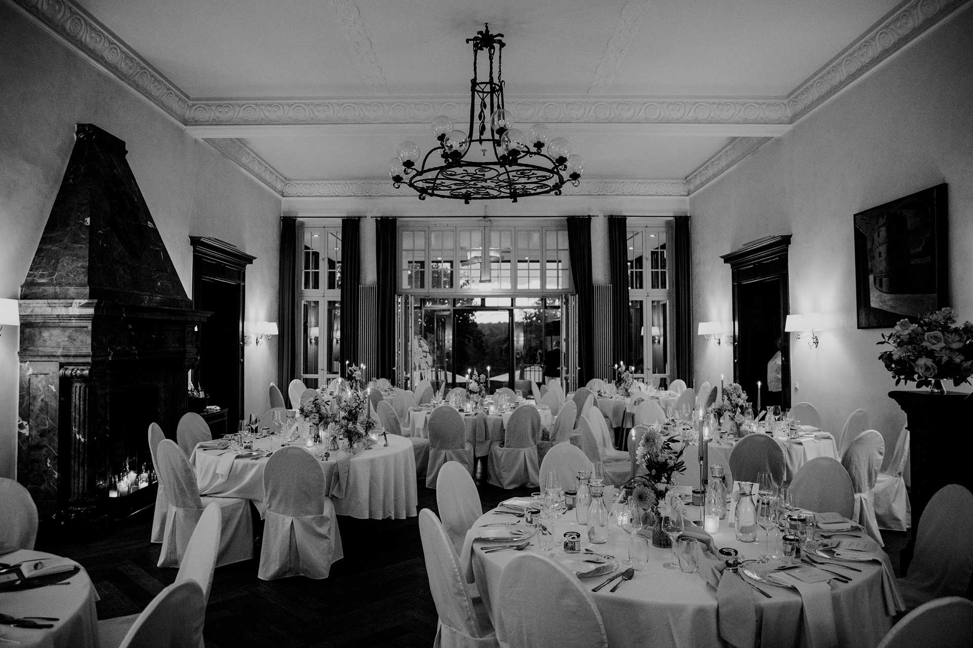 Feierlicher Saal im Seehaus Liebenberg – elegante Abendstimmung