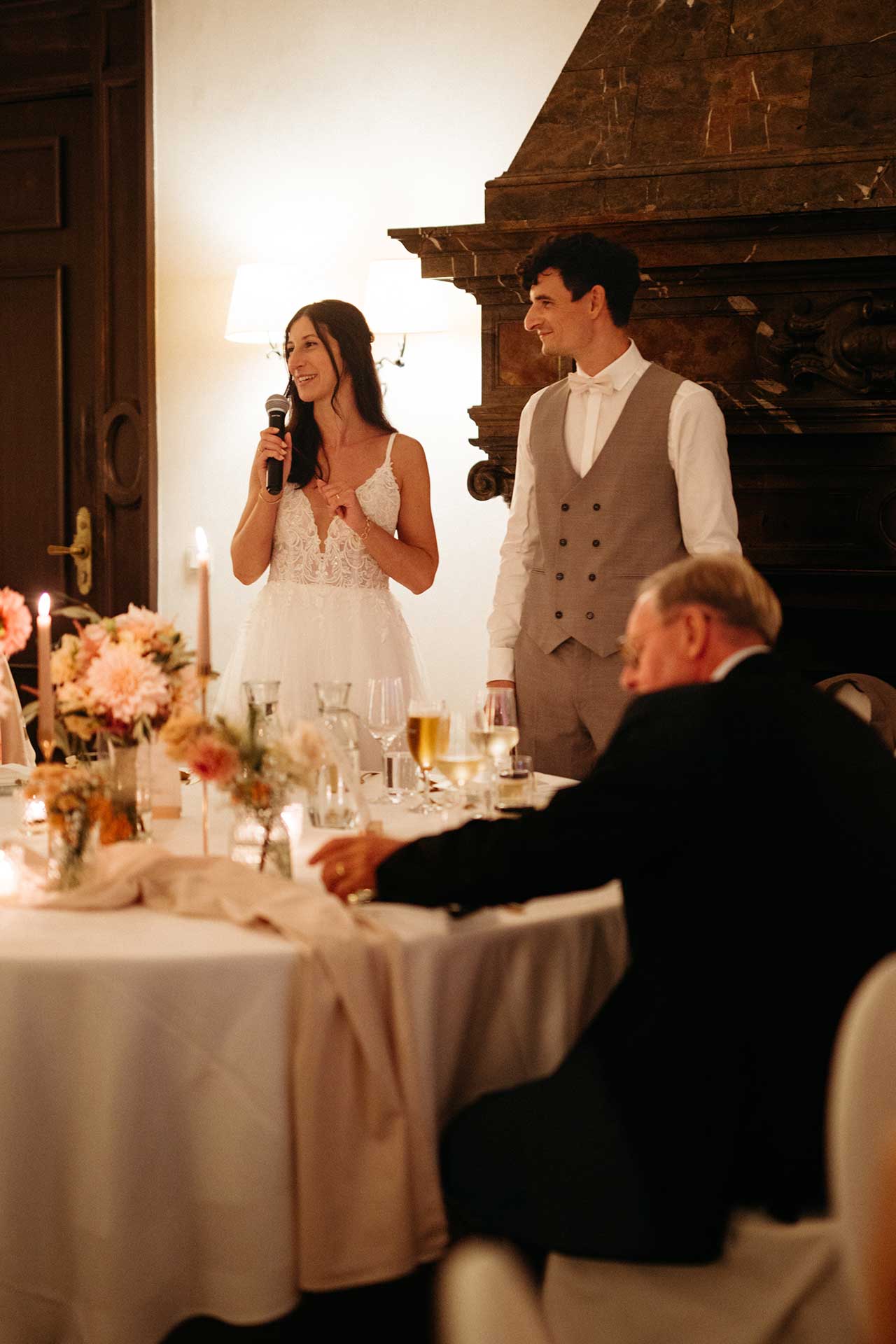 Emotionale Rede während des Hochzeitsdinners – Fotografie Laura-Sophie Jung